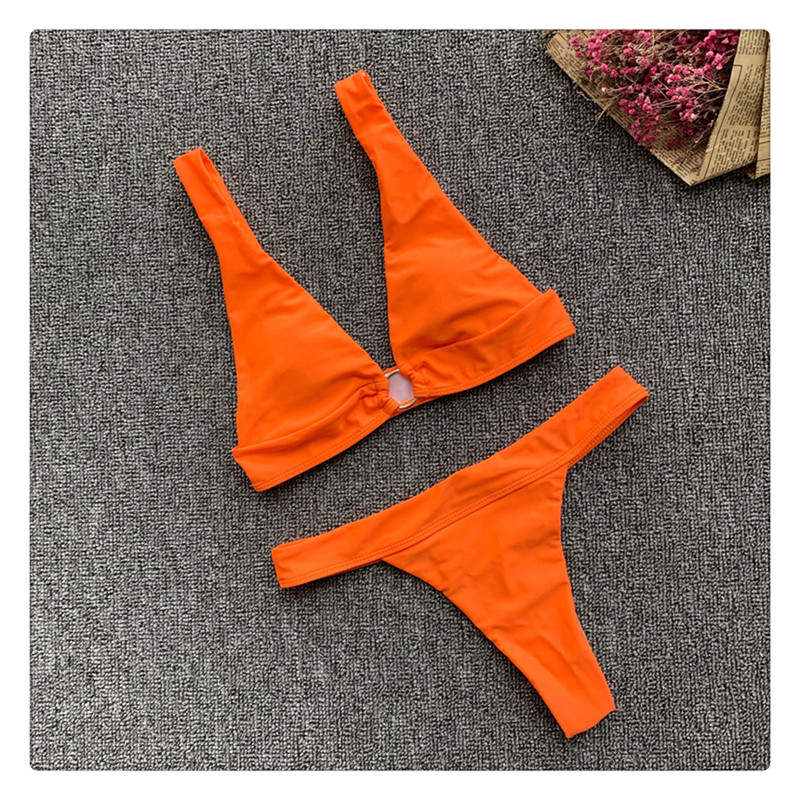 Costum de baie modern din două piese cu elemente metalice în roșu și portocaliu