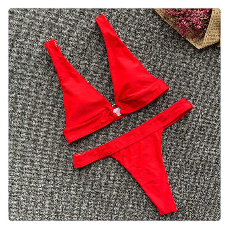 Costum de baie modern din două piese cu elemente metalice în roșu și portocaliu