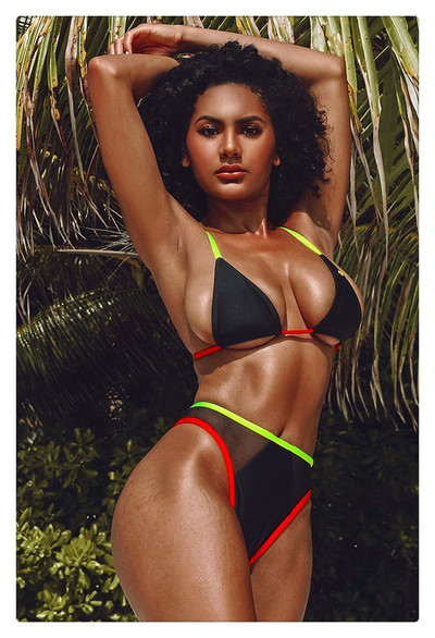 Modern kétrészes fürdőruha fekete színben, színes elemekkel