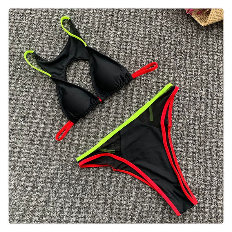 Modern kétrészes fürdőruha fekete színben, színes elemekkel