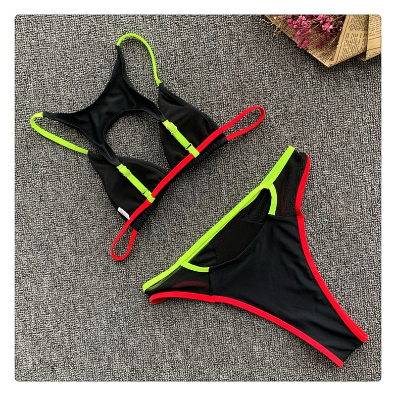 Modern kétrészes fürdőruha fekete színben, színes elemekkel