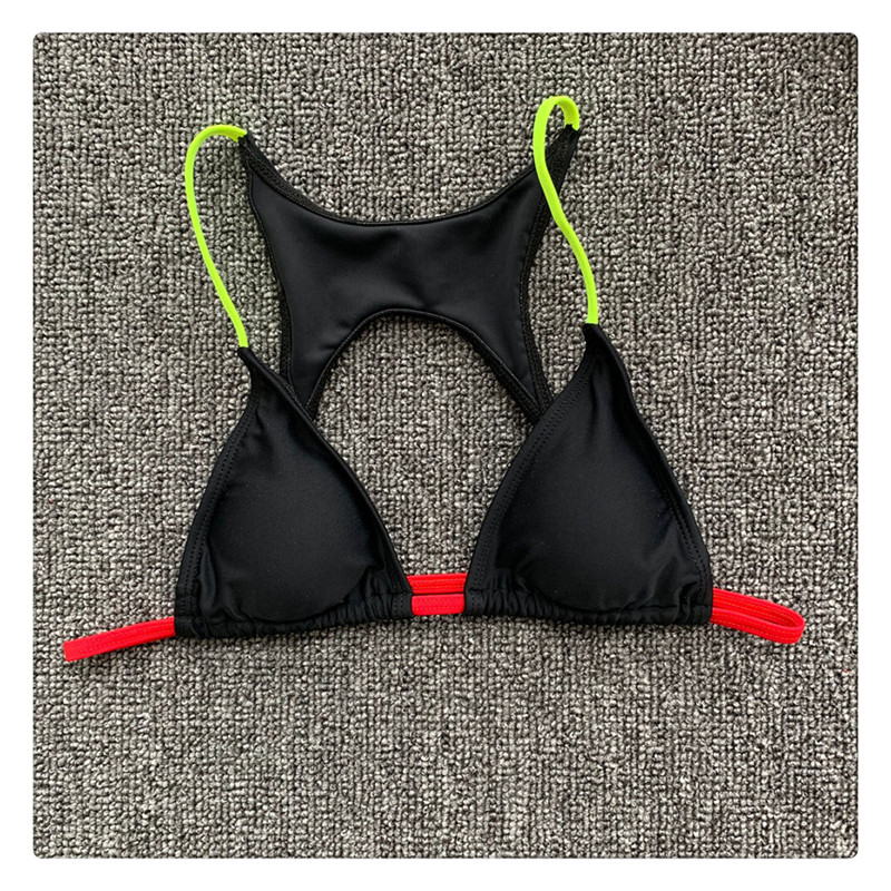 Modern kétrészes fürdőruha fekete színben, színes elemekkel