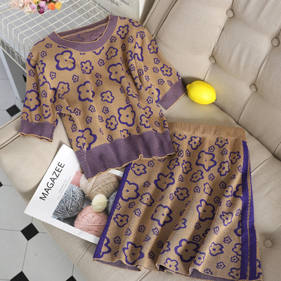 Set modern pentru femei care include un tricou și o fustă în negru și maro