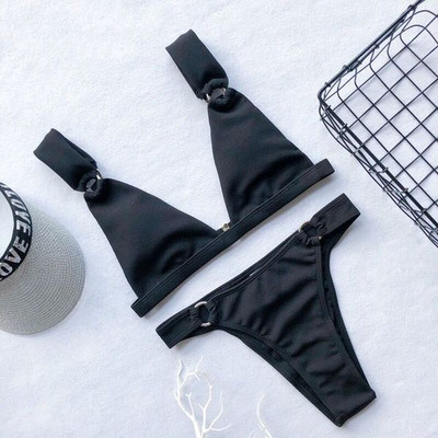 Costum de baie elegant din două piese cu elemente metalice în mai multe culori