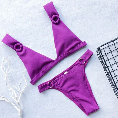 Costum de baie elegant din două piese cu elemente metalice în mai multe culori