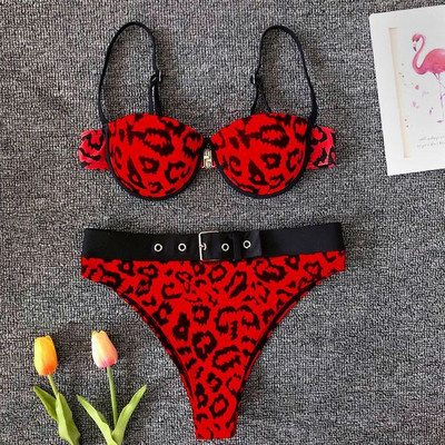 Μοντέρνο γυναικείο μαγιό με λεοπάρδαλη πριντ και ζώνη σε κόκκινο και πράσινο χρώμα