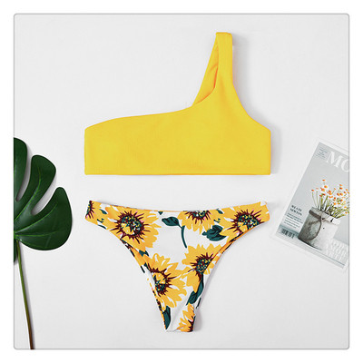 Κομψό γυναικείο μαγιό με έναν ιμάντα ώμου σε κίτρινο και λευκό χρώμα