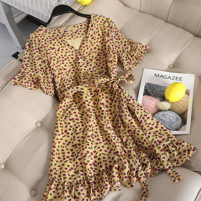 Modern női ruha színes mintával és övvel több színben