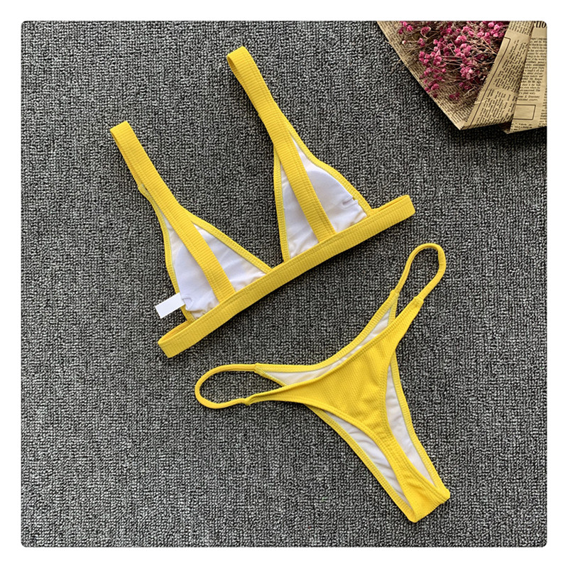 Kétrészes női fürdőruha háromszög alakú felsővel, fekete és sárga színben
