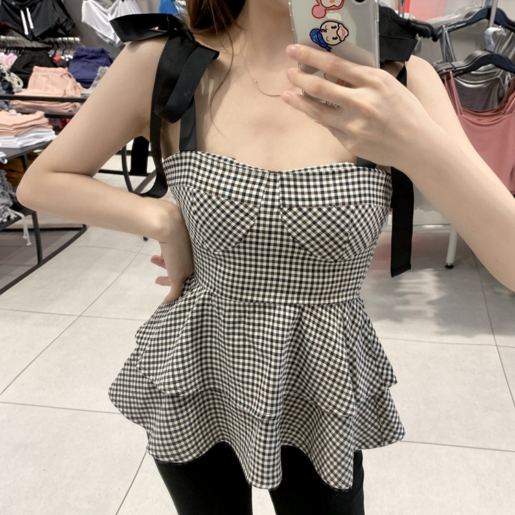 Stílusos női felső szabású modell fekete-fehér nyakkendővel