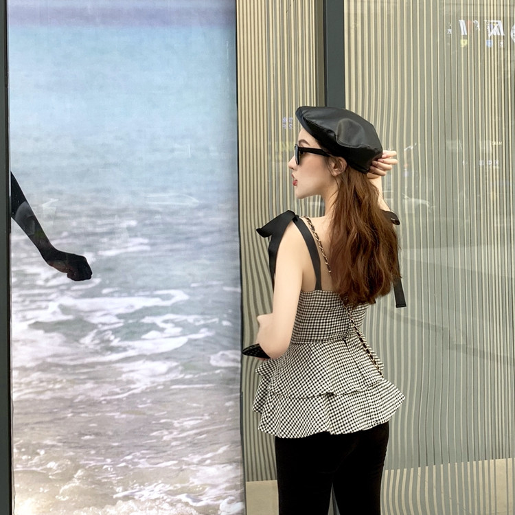 Stílusos női felső szabású modell fekete-fehér nyakkendővel