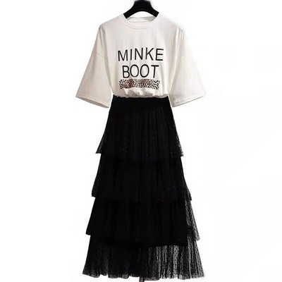 Ένα μοντέρνο γυναικείο σετ που αποτελείται από ένα μπλουζάκι και μια φούστα μακρύ με τούλι