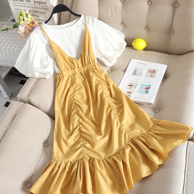 Μοντέρνο γυναικείο σετ που περιλαμβάνει μπλουζάκι και φόρεμα σε διάφορα χρώματα