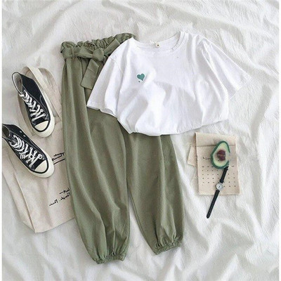 Μοντέρνο γυναικείο σετ με κεντημένο μπλουζάκι και παντελόνι και ζώνη