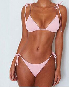 Model de costum de baie simplu din doua piese cu top triunghiular si cravate in mai multe culori