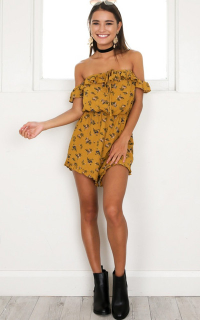 Καθημερινές φόρμες για γυναίκες με γυμνούς ώμους και φυτικά μοτίβα