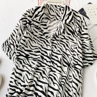 Cămașă de damă actuală cu mâneci scurte în alb-negru