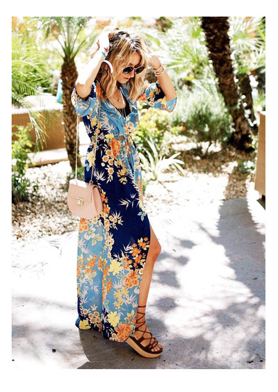 Aktuális női pareo, kék virágos motívumokkal