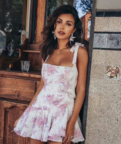 Rochie scurtă de damă modernă în alb cu motive florale