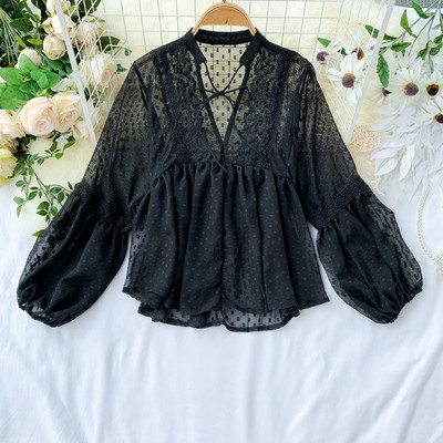 Cămăși moderne de damă cu decolteu în V și șireturi în alb-negru