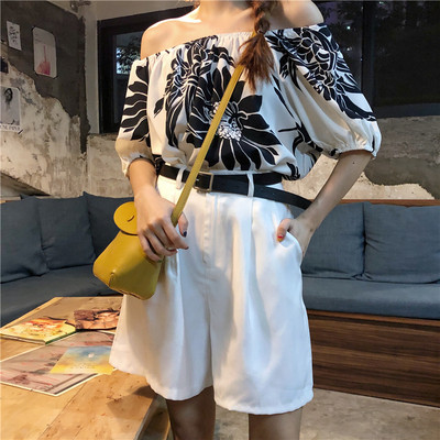 Pantaloni scurti eleganti de dama cu talie inalta in negru, alb si albastru