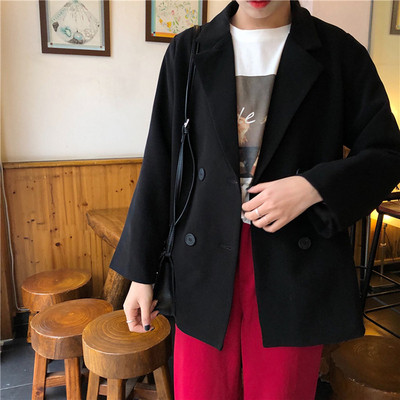 Stílusos női kabát dupla rögzítéssel, fekete-fehér színben