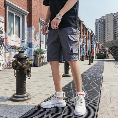 Férfi rövidnadrág zsebekkel és fém elemekkel fekete és szürke színben