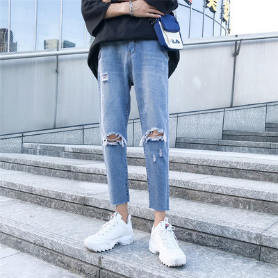 Modern, világos színű férfi farmer, szakadt motívumokkal