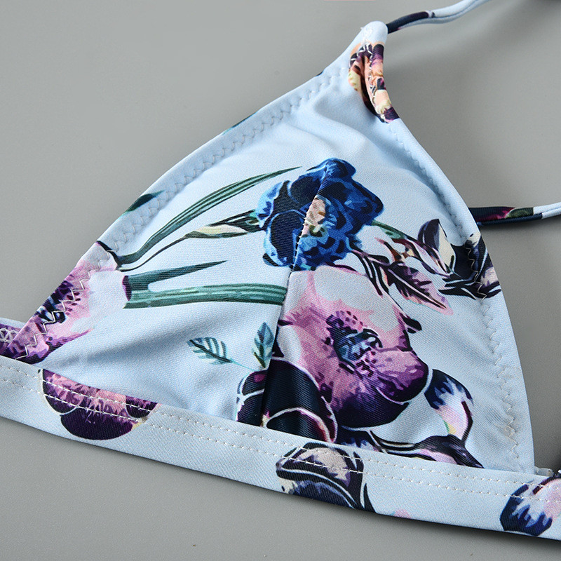 Modern kétrészes fürdőruha kék színben virágos motívumokkal