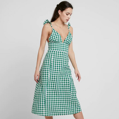 Карирана дамска рокля разкроен модел в зелен цвят