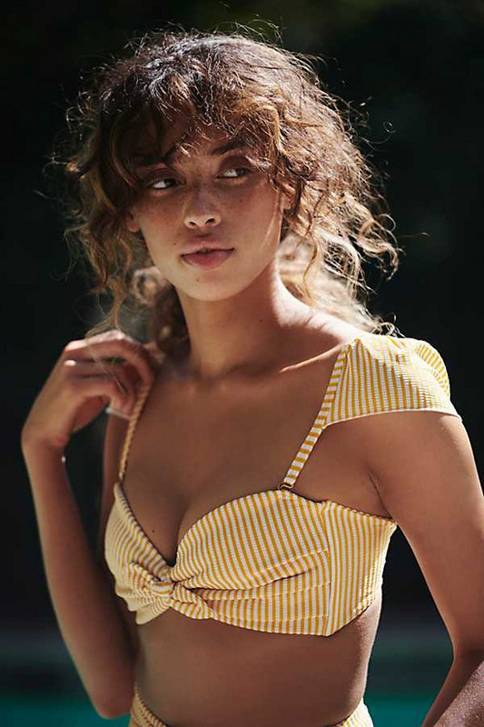 Costum de baie modern cu dungi din două piese, galben