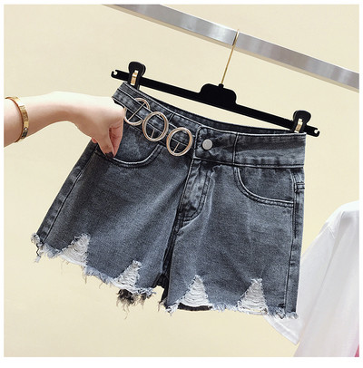 Pantaloni scurți moderni din denim cu motive rupte și elemente metalice