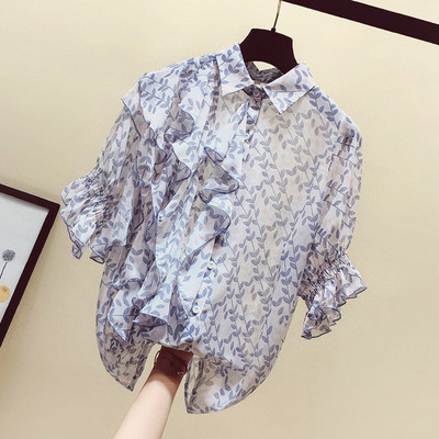 Модерна дамска риза с къс ръкав и флорални мотиви в бежов и син цвят