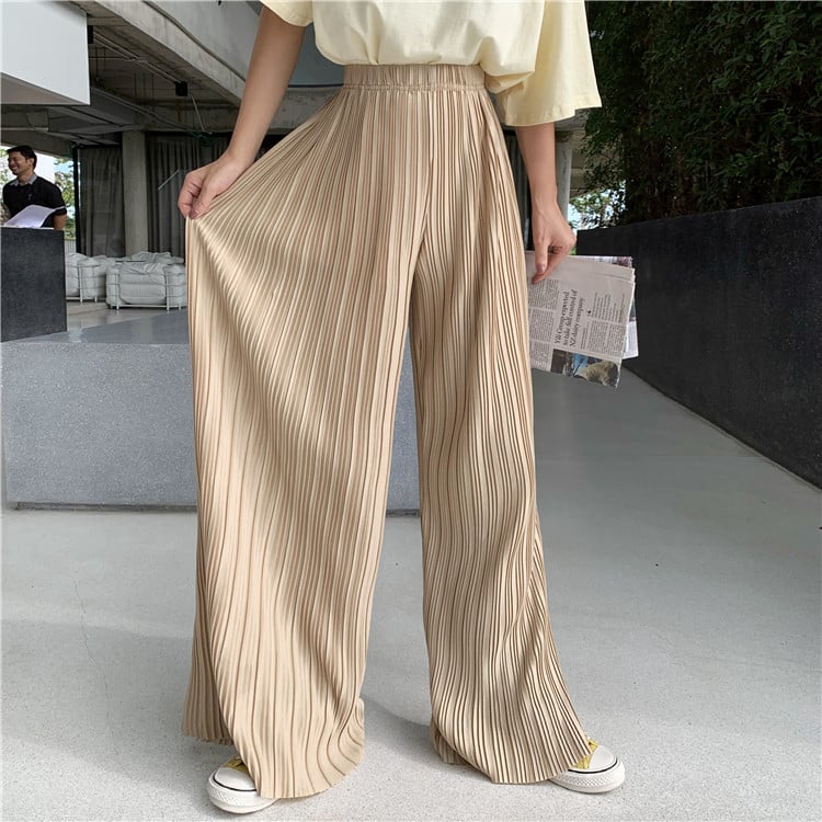 Актуален дамски плисиран панталон широк модел в два цвята