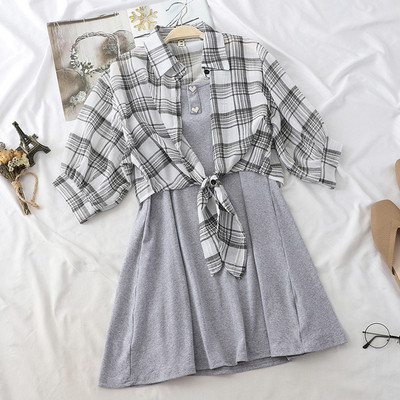 Ένα κομψό γυναικείο σετ με καρό πουκάμισο και φόρεμα σε δύο χρώματα