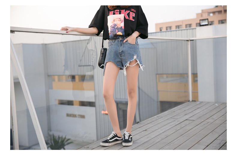 Pantaloni scurți casual de damă în albastru cu talie înaltă