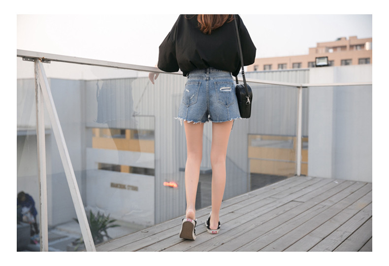 Pantaloni scurți casual de damă în albastru cu talie înaltă