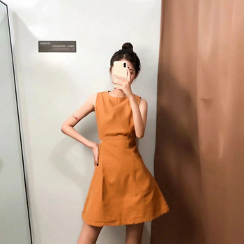 Rochie actuală de damă cu părți decupate ale taliei de culoare galbenă