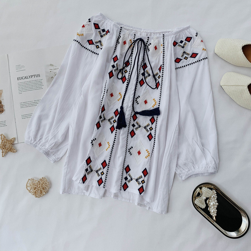 Bluză de damă modernă cu cravate și broderie în alb și albastru