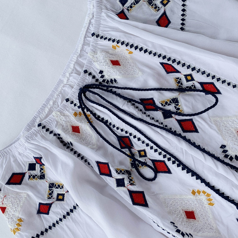 Bluză de damă modernă cu cravate și broderie în alb și albastru