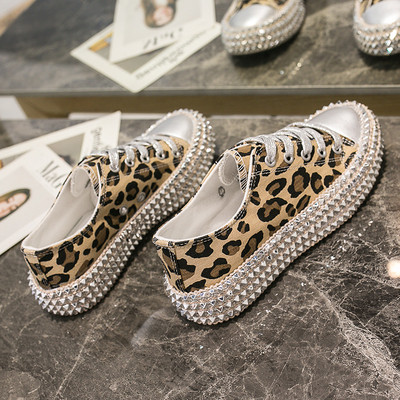 Női tornacipők új modellje fém elemekkel a talpán, két színben