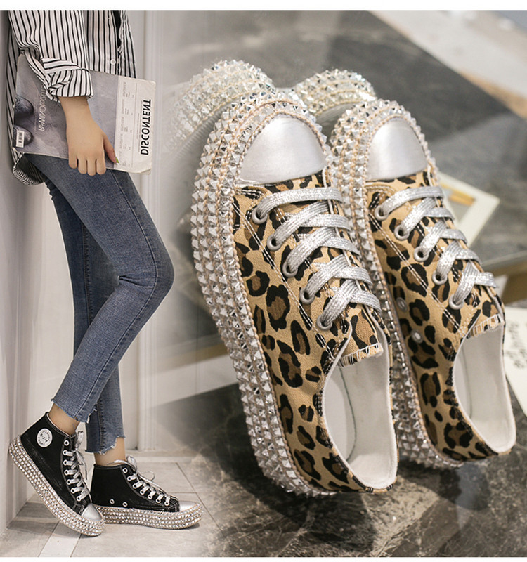 Női tornacipők új modellje fém elemekkel a talpán, két színben