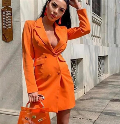 Elegáns női ruha mély nyakkivágással, fekete és narancssárga gombokkal