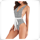 Divatos fürdőruha megkötős három színben