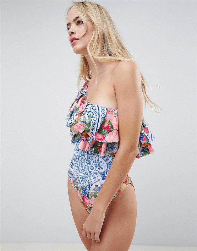 Costum de baie de ultimă generație cu o singură bretele și motive florale