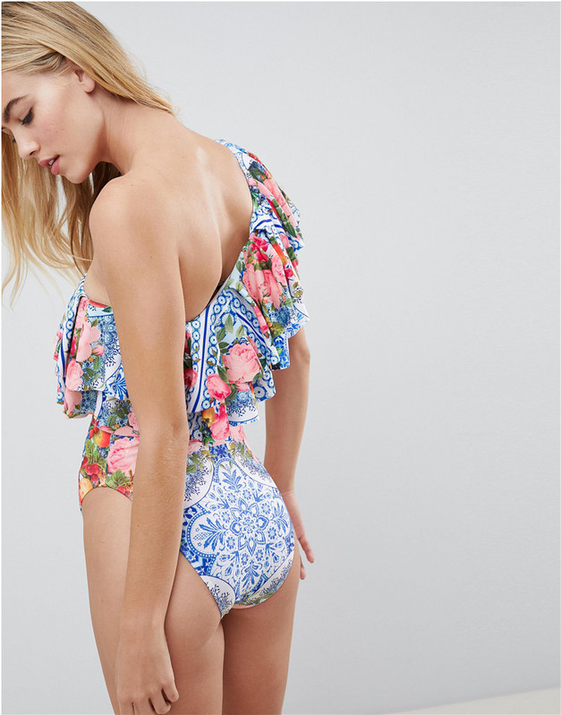 Costum de baie de ultimă generație cu o singură bretele și motive florale