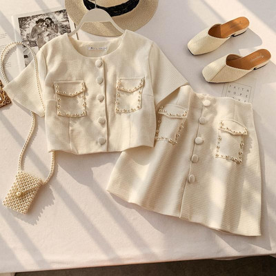 Stílusos női szett fekete-fehér gyöngyökkel díszített ingből és szoknyából