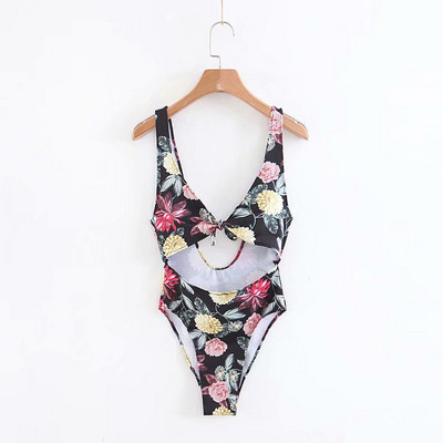 Modern teljes fürdőruha kivágásokkal és színes mintával