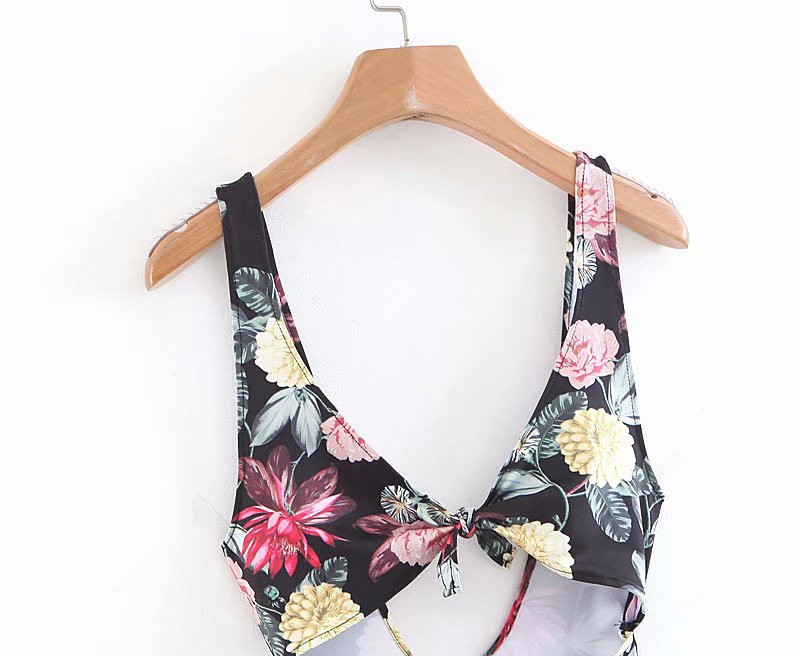 Modern teljes fürdőruha kivágásokkal és színes mintával