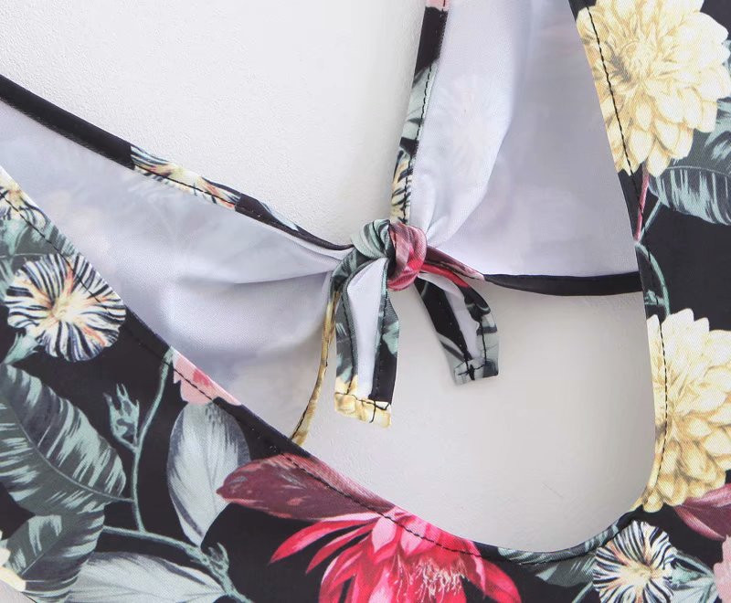 Modern teljes fürdőruha kivágásokkal és színes mintával